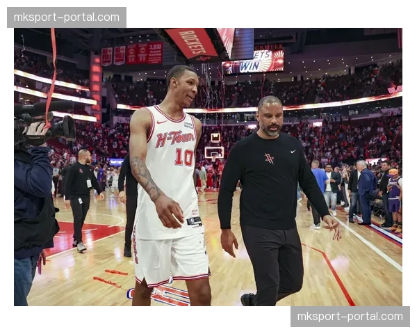 火箭主场125-105大胜爵士，小贾巴里-史密斯三分11中6砍31分9篮板