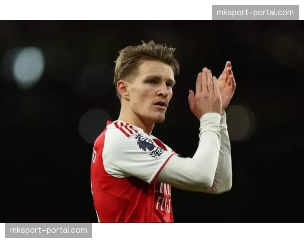 终场哨响，阿森纳队长厄德高逐一安慰沮丧队友